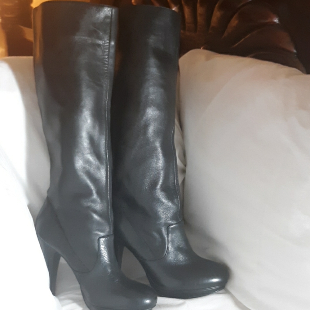BCBG generation Leather Boots